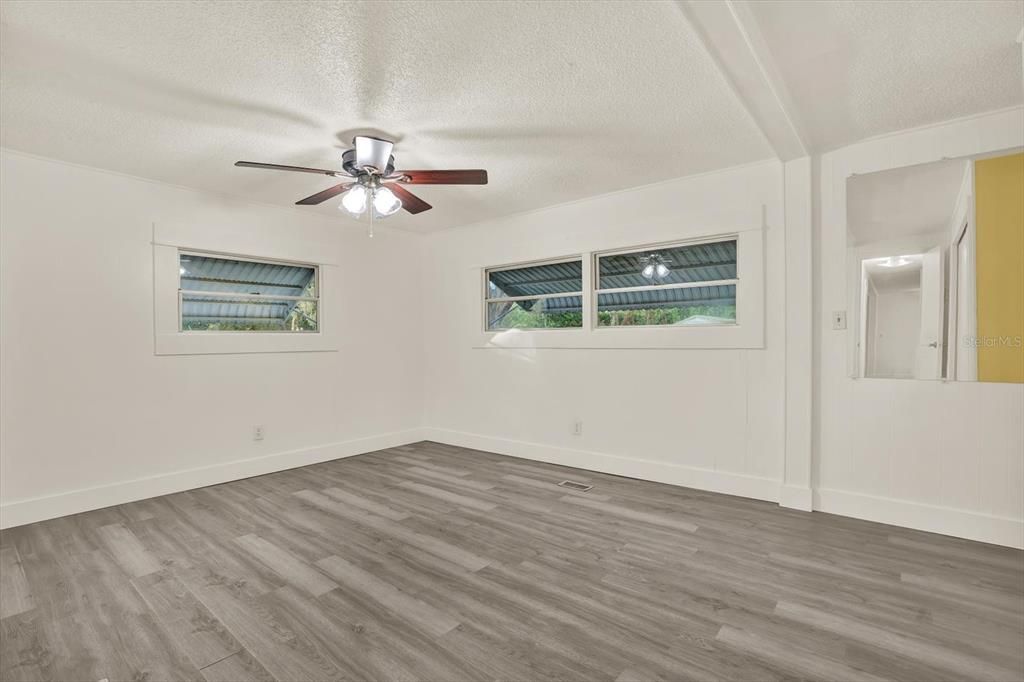 For Sale: $190,000 (2 beds, 2 baths, 960 Square Feet)