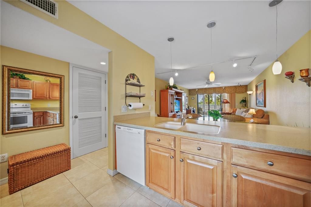 For Sale: $130,000 (2 beds, 2 baths, 1153 Square Feet)