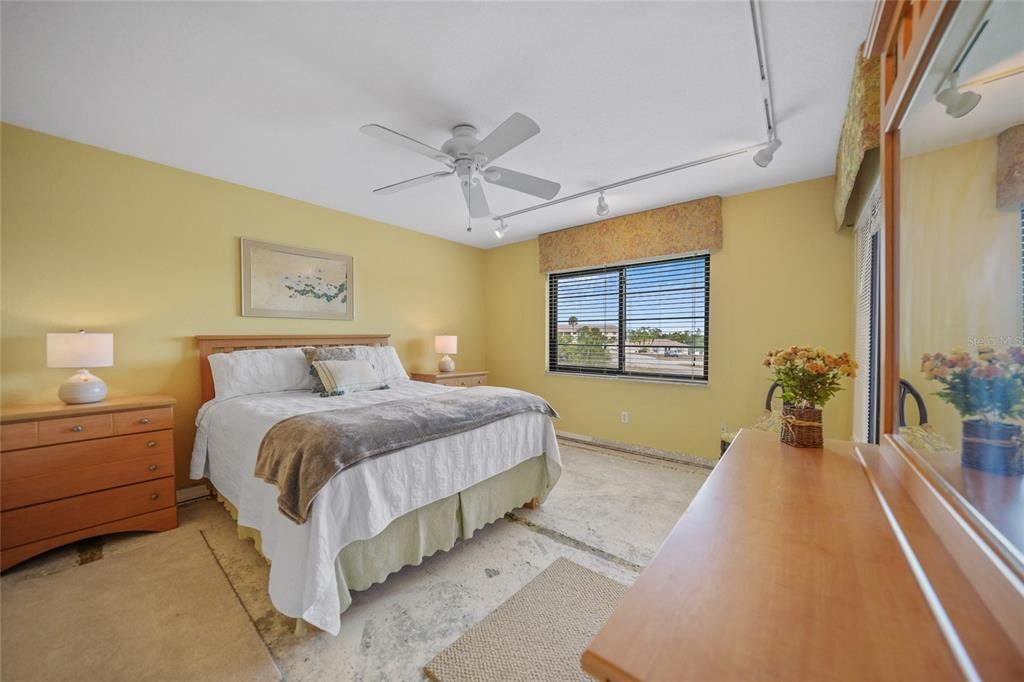 For Sale: $130,000 (2 beds, 2 baths, 1153 Square Feet)