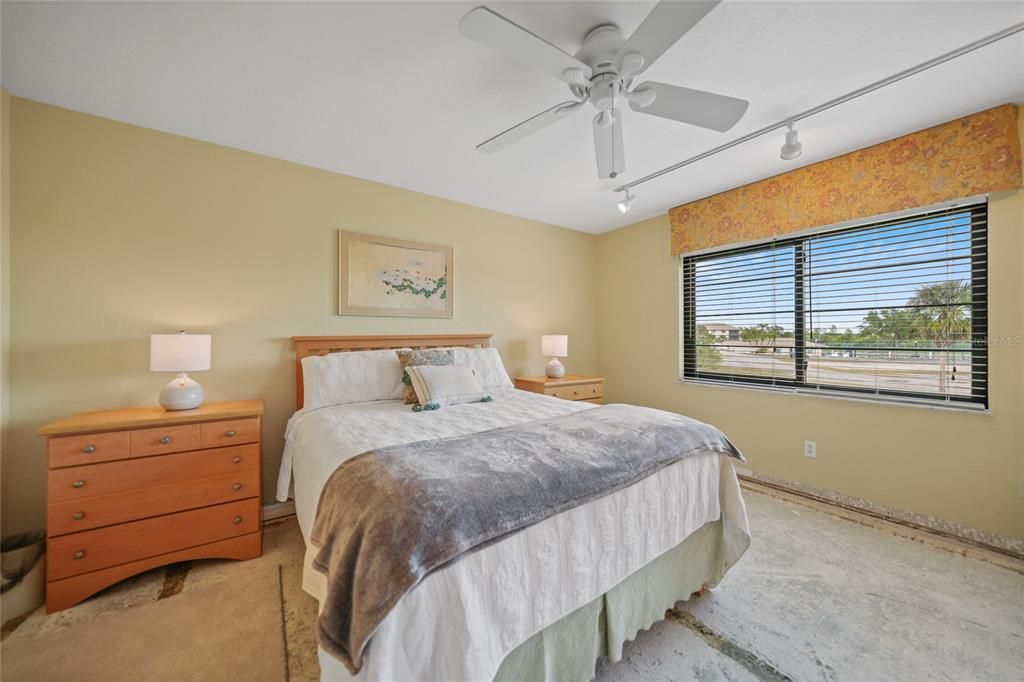 For Sale: $130,000 (2 beds, 2 baths, 1153 Square Feet)