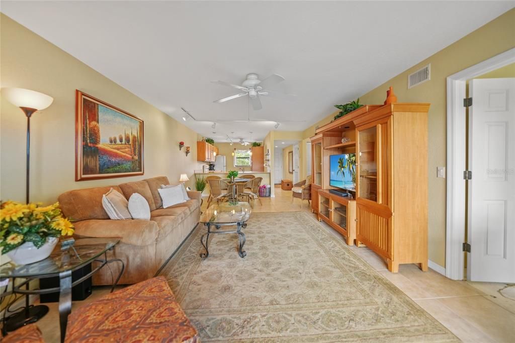 For Sale: $130,000 (2 beds, 2 baths, 1153 Square Feet)