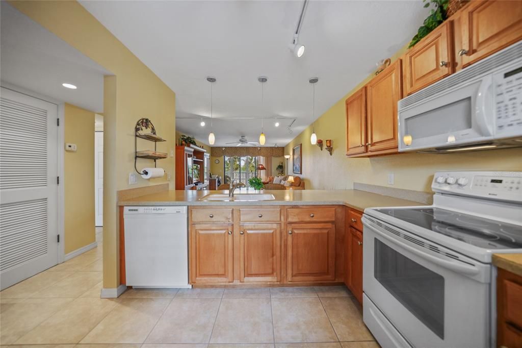 For Sale: $130,000 (2 beds, 2 baths, 1153 Square Feet)