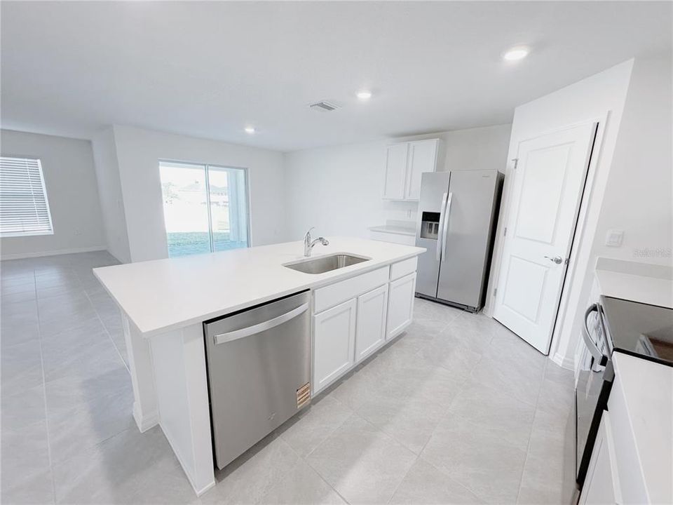 For Rent: $2,150 (4 beds, 2 baths, 1828 Square Feet)