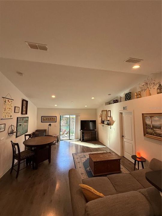 Activo con contrato: $243,900 (3 camas, 2 baños, 1184 Pies cuadrados)