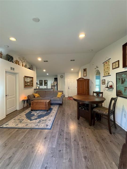 Activo con contrato: $243,900 (3 camas, 2 baños, 1184 Pies cuadrados)