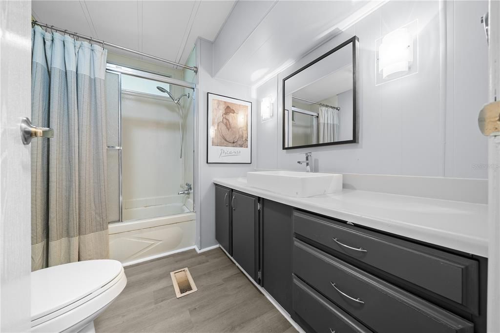 For Sale: $250,000 (2 beds, 2 baths, 960 Square Feet)