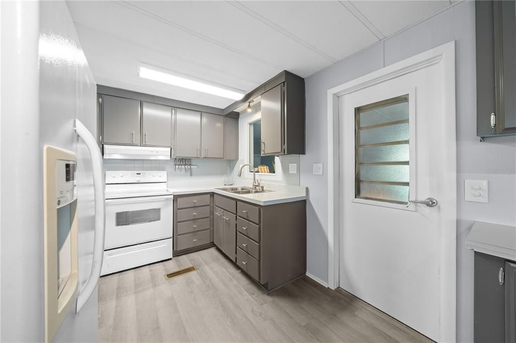 For Sale: $250,000 (2 beds, 2 baths, 960 Square Feet)