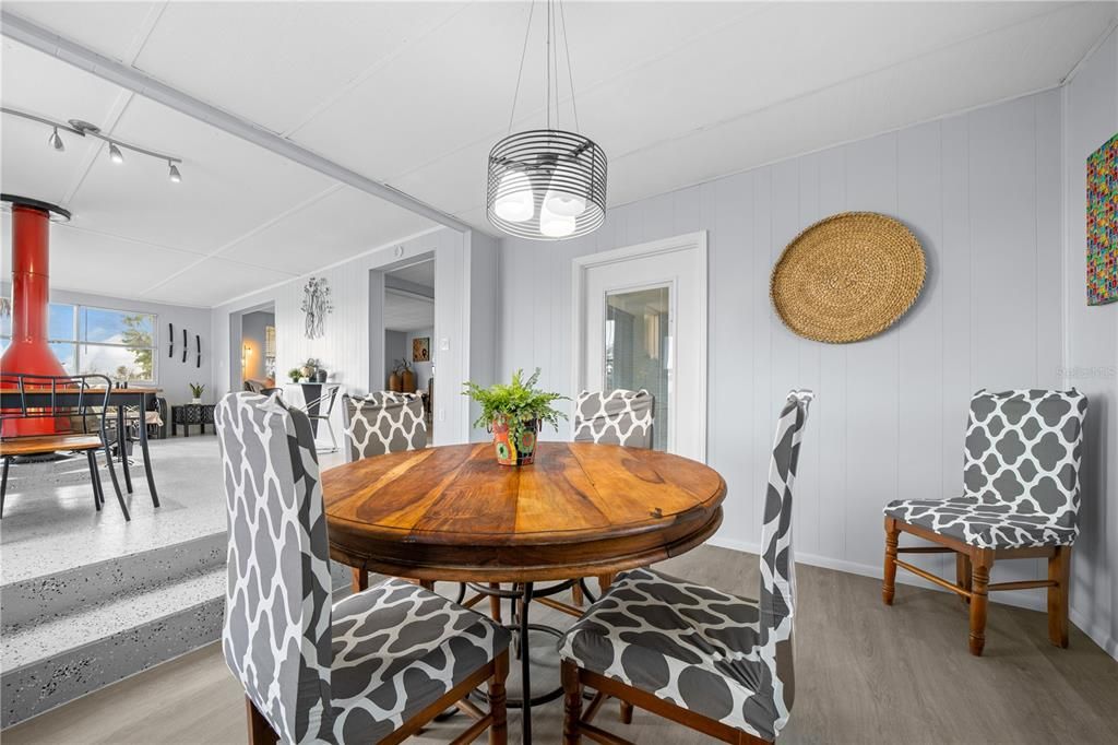 For Sale: $250,000 (2 beds, 2 baths, 960 Square Feet)