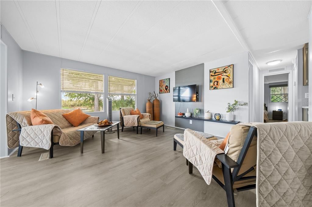 For Sale: $250,000 (2 beds, 2 baths, 960 Square Feet)