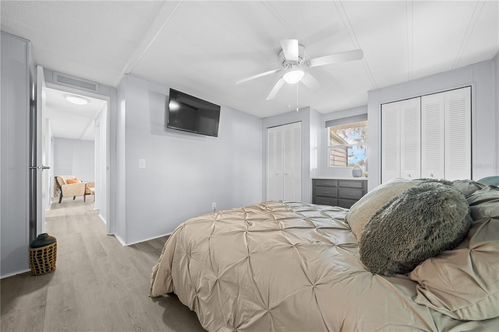 For Sale: $250,000 (2 beds, 2 baths, 960 Square Feet)