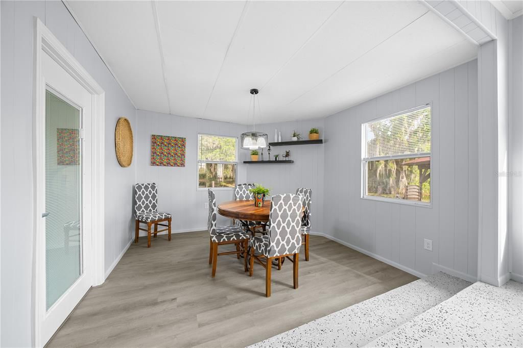 For Sale: $250,000 (2 beds, 2 baths, 960 Square Feet)