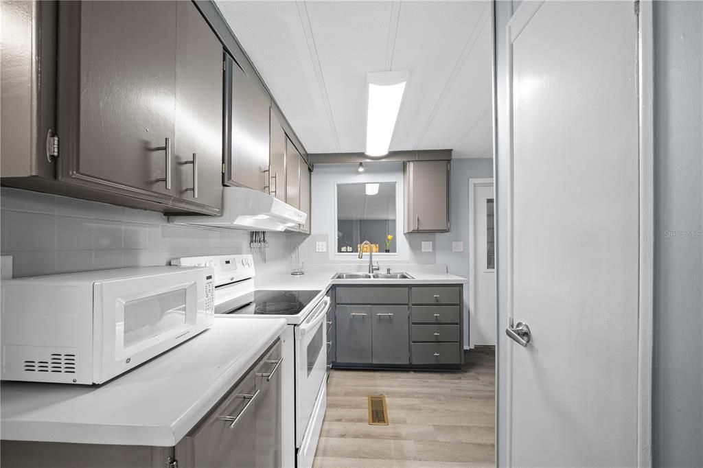 For Sale: $250,000 (2 beds, 2 baths, 960 Square Feet)