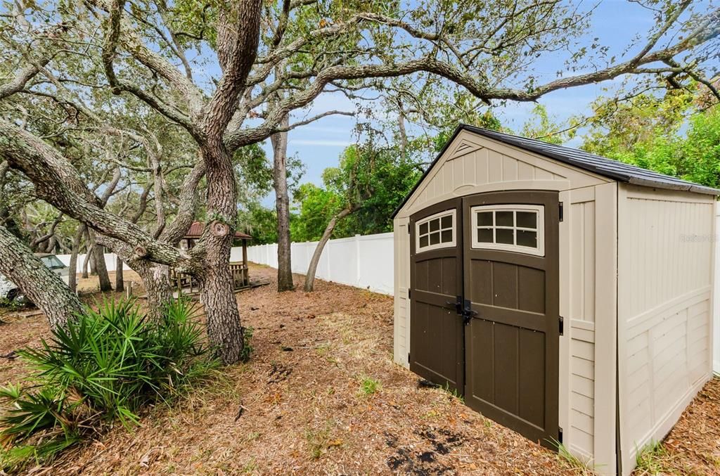 For Sale: $800,000 (4 beds, 2 baths, 1926 Square Feet)
