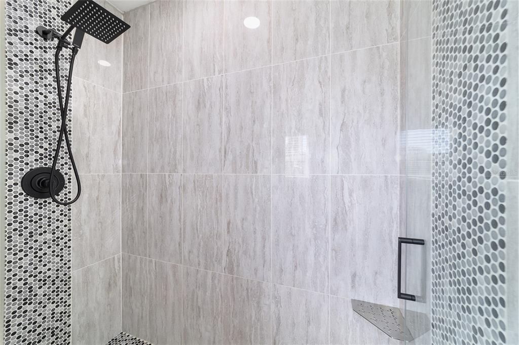 Activo con contrato: $365,000 (3 camas, 2 baños, 1392 Pies cuadrados)