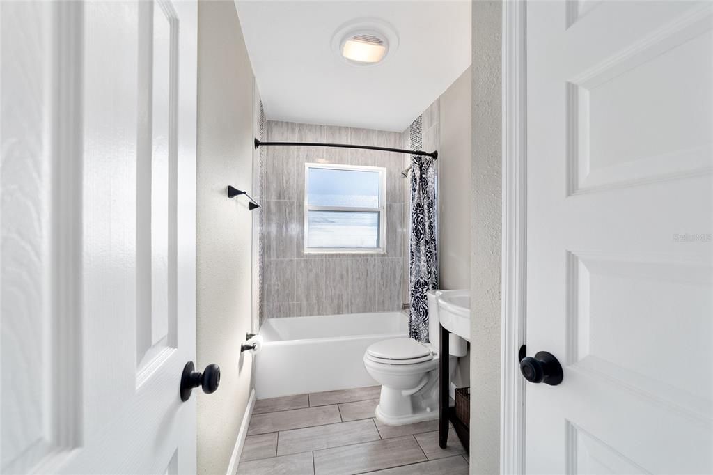 Activo con contrato: $365,000 (3 camas, 2 baños, 1392 Pies cuadrados)