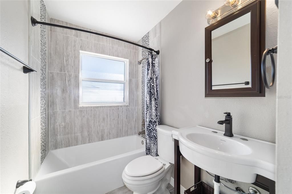 Activo con contrato: $365,000 (3 camas, 2 baños, 1392 Pies cuadrados)