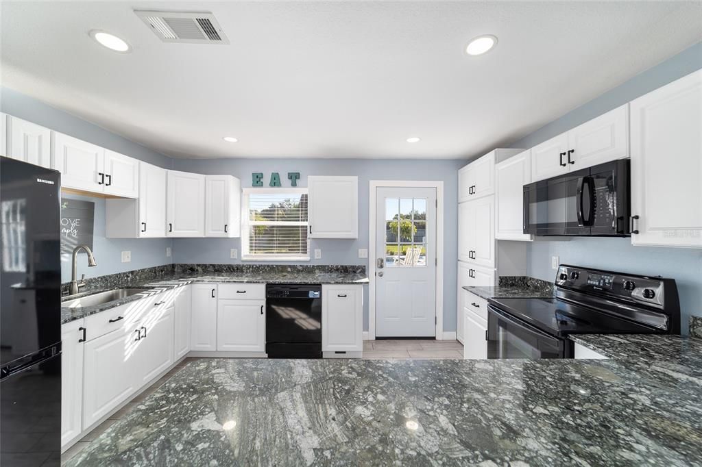 Activo con contrato: $365,000 (3 camas, 2 baños, 1392 Pies cuadrados)