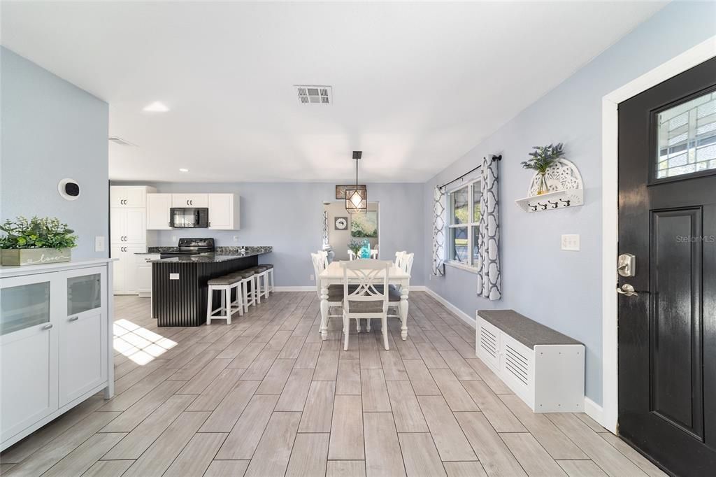 Activo con contrato: $365,000 (3 camas, 2 baños, 1392 Pies cuadrados)