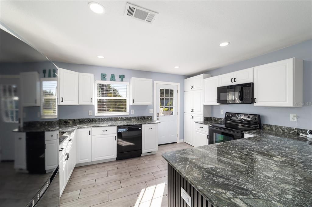 Activo con contrato: $365,000 (3 camas, 2 baños, 1392 Pies cuadrados)