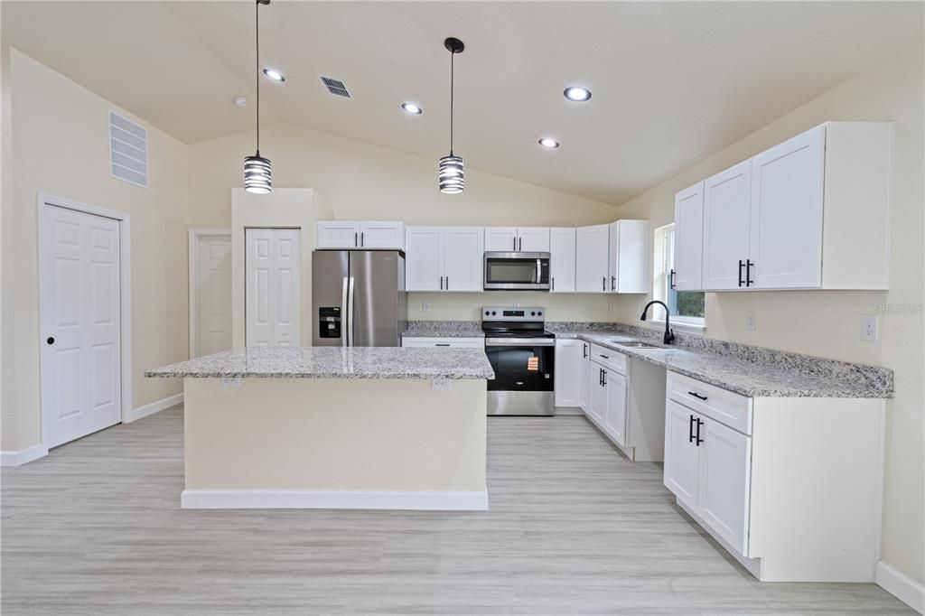 待售: $305,000 (3 贝兹, 2 浴室, 1380 平方英尺)