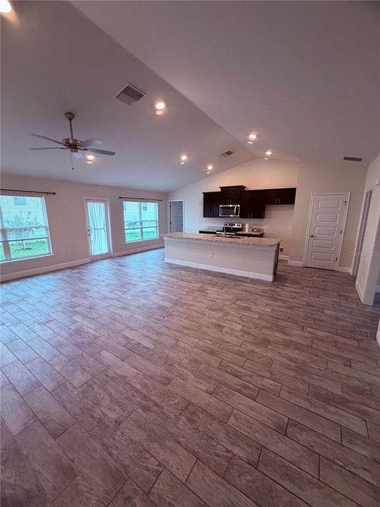 待售: $365,000 (4 贝兹, 2 浴室, 2116 平方英尺)