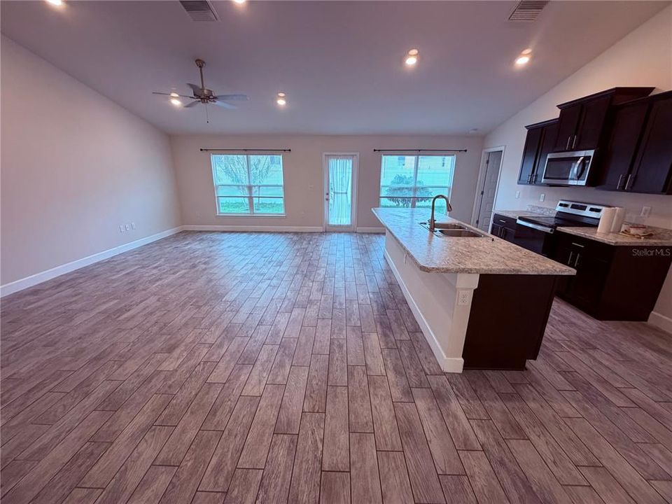 待售: $365,000 (4 贝兹, 2 浴室, 2116 平方英尺)