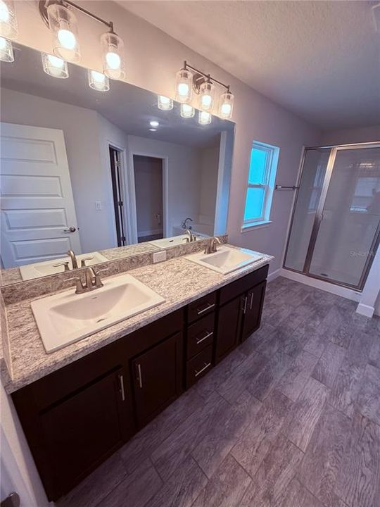 待售: $365,000 (4 贝兹, 2 浴室, 2116 平方英尺)