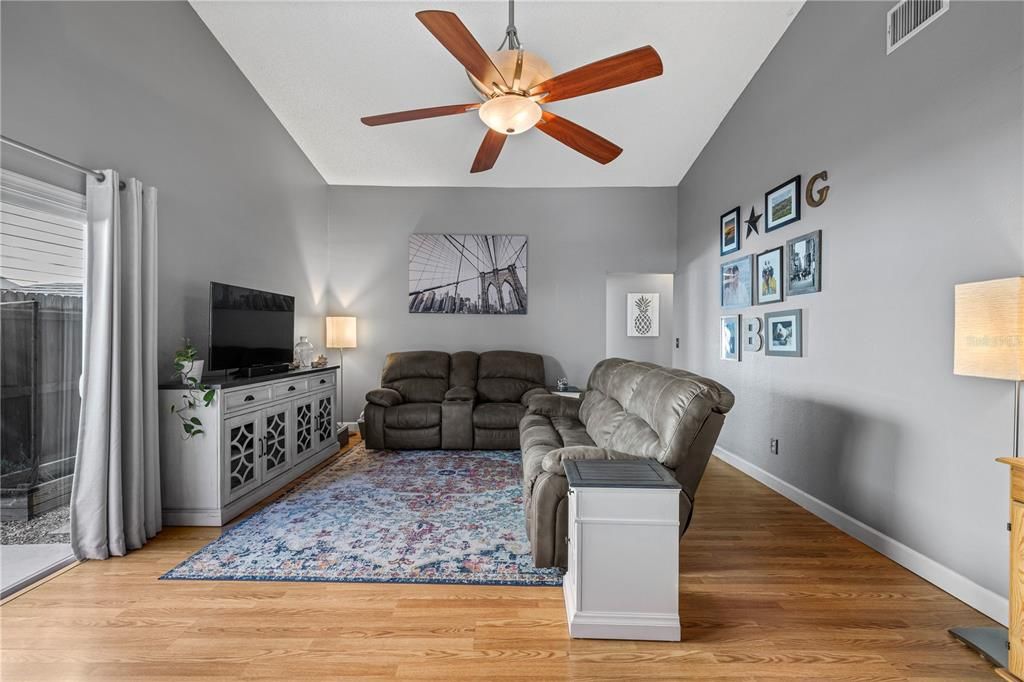 Activo con contrato: $387,000 (3 camas, 2 baños, 1348 Pies cuadrados)