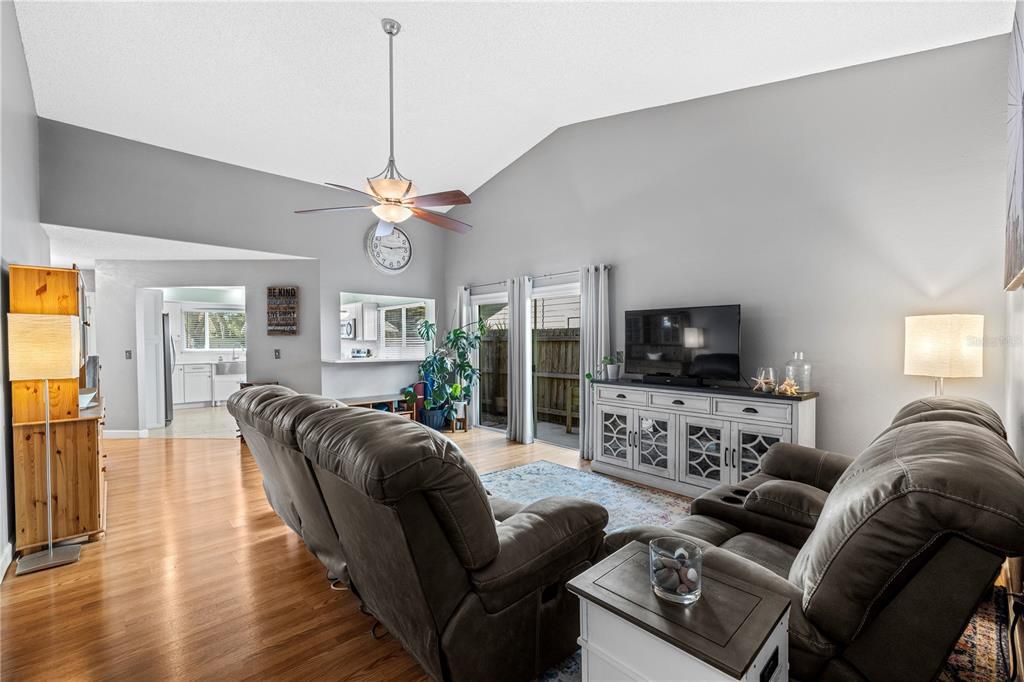 Activo con contrato: $387,000 (3 camas, 2 baños, 1348 Pies cuadrados)