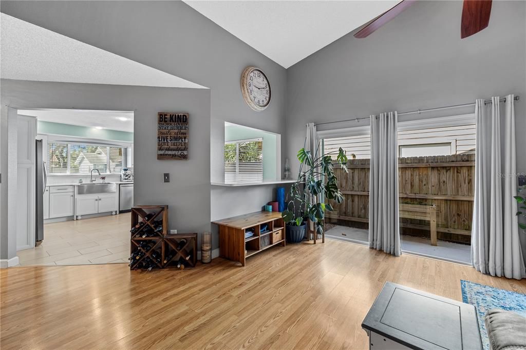 Activo con contrato: $387,000 (3 camas, 2 baños, 1348 Pies cuadrados)