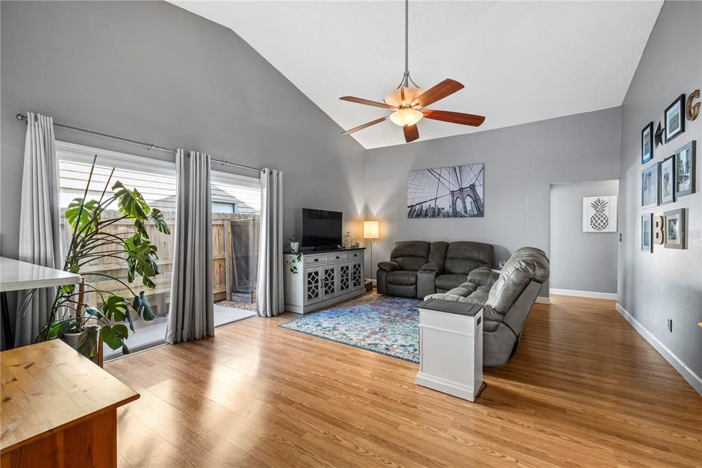 Activo con contrato: $387,000 (3 camas, 2 baños, 1348 Pies cuadrados)