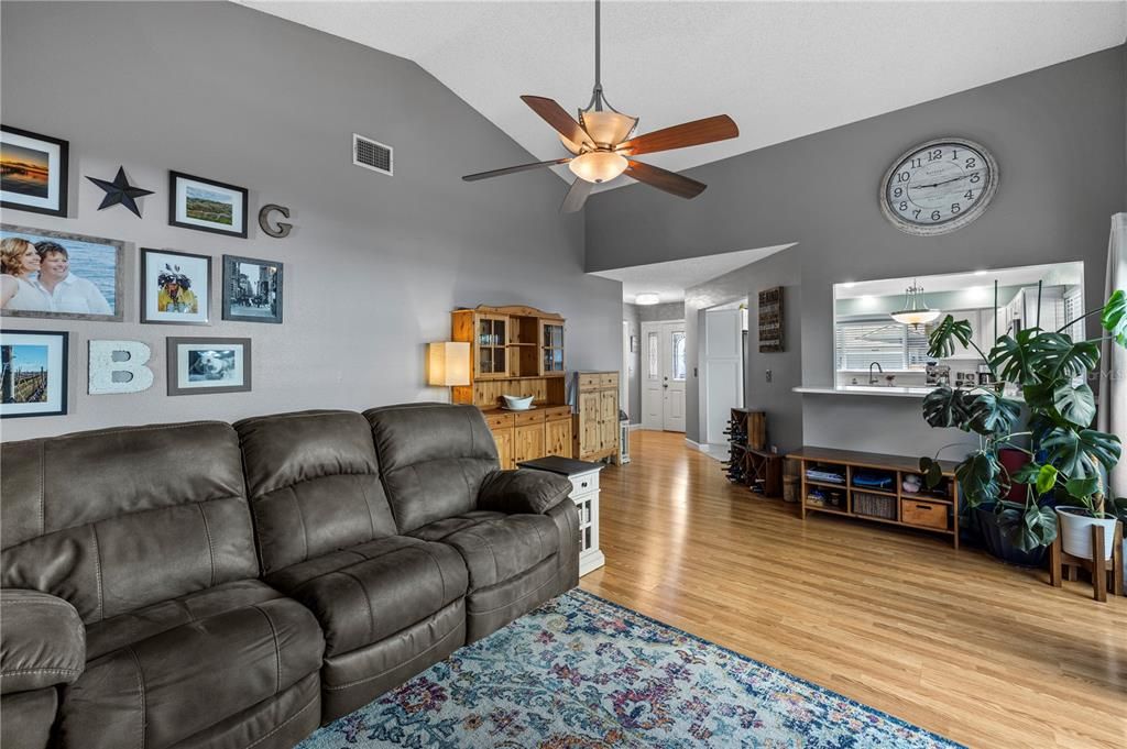 Activo con contrato: $387,000 (3 camas, 2 baños, 1348 Pies cuadrados)