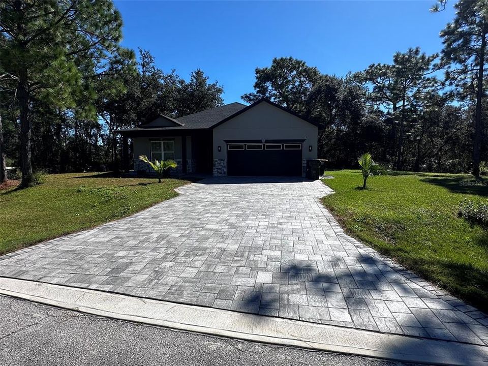 For Sale: $324,999 (3 beds, 2 baths, 1743 Square Feet)