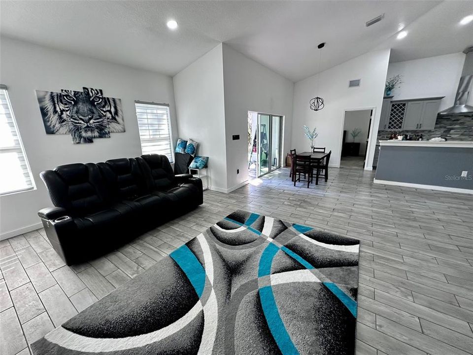 For Sale: $324,999 (3 beds, 2 baths, 1743 Square Feet)