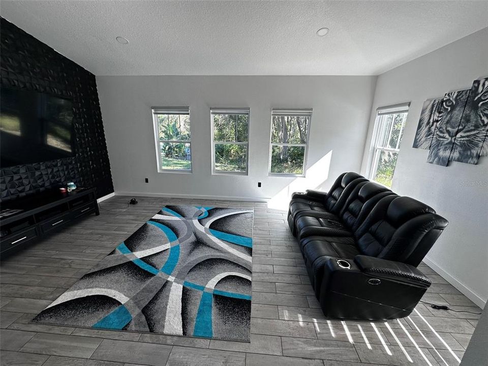 For Sale: $324,999 (3 beds, 2 baths, 1743 Square Feet)