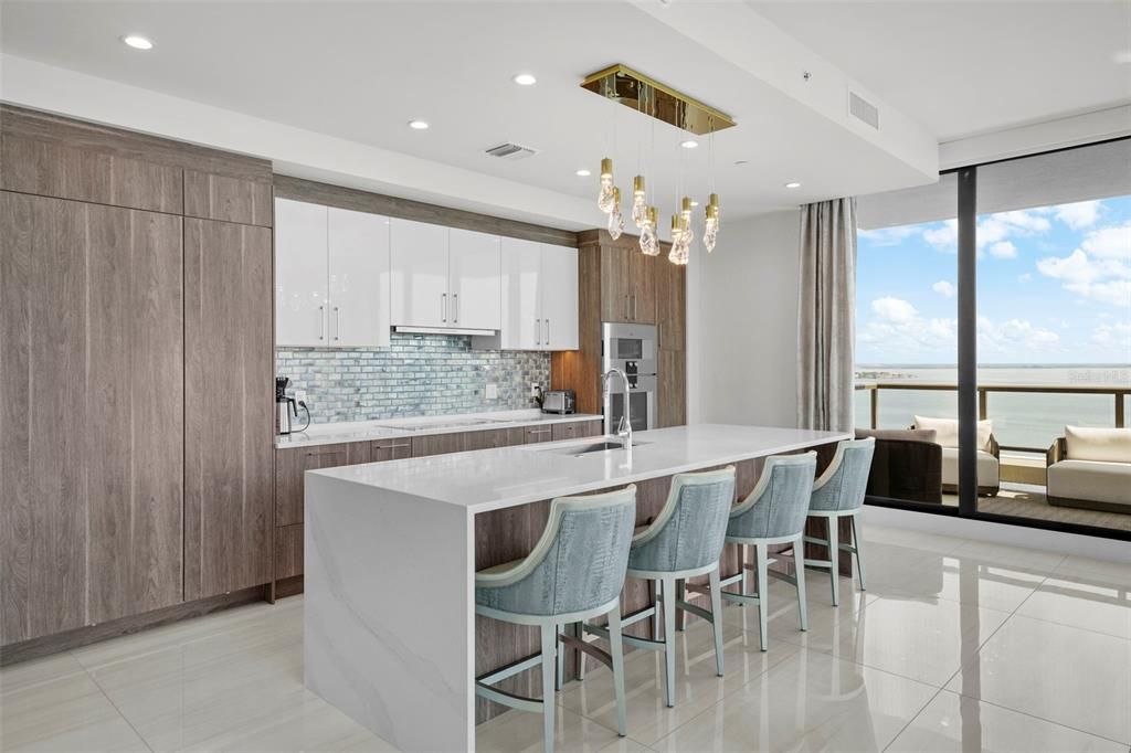 Под контрактом: $3,269,000 (3 спален, 4 ванн, 3058 Квадратных фут)