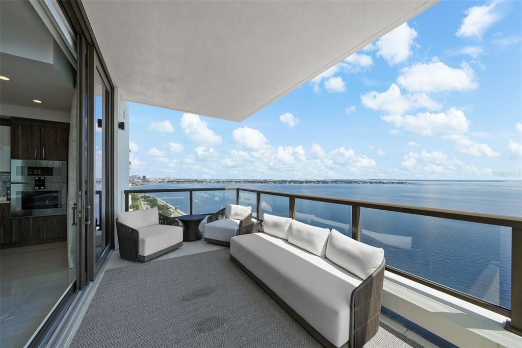 Под контрактом: $3,269,000 (3 спален, 4 ванн, 3058 Квадратных фут)