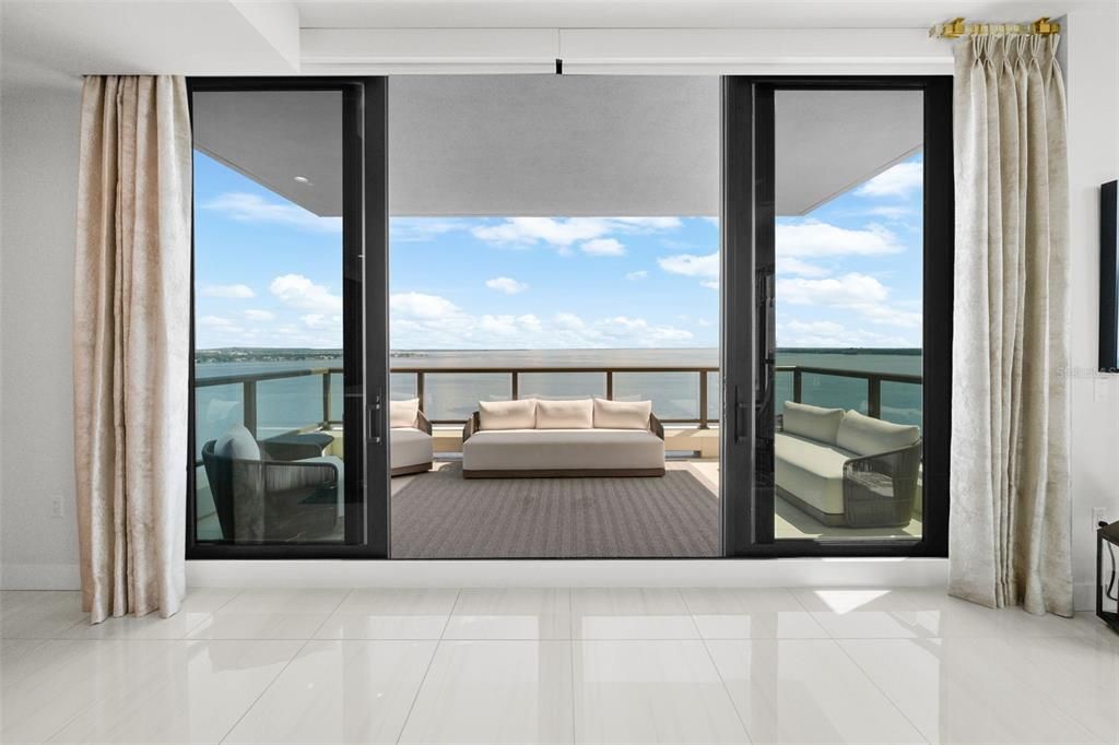 Под контрактом: $3,269,000 (3 спален, 4 ванн, 3058 Квадратных фут)