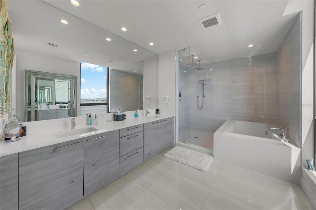 Под контрактом: $3,269,000 (3 спален, 4 ванн, 3058 Квадратных фут)