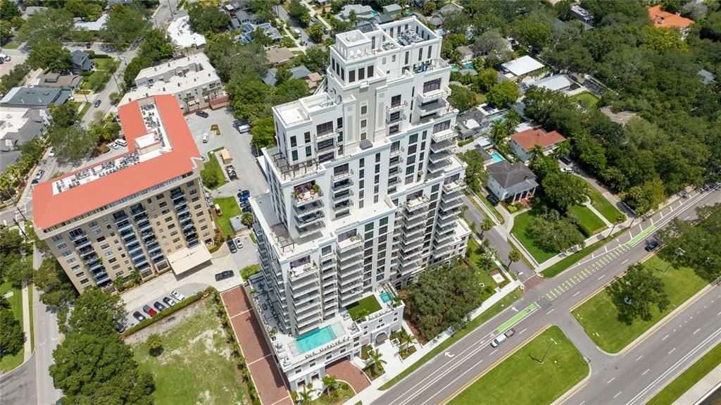 Под контрактом: $3,269,000 (3 спален, 4 ванн, 3058 Квадратных фут)