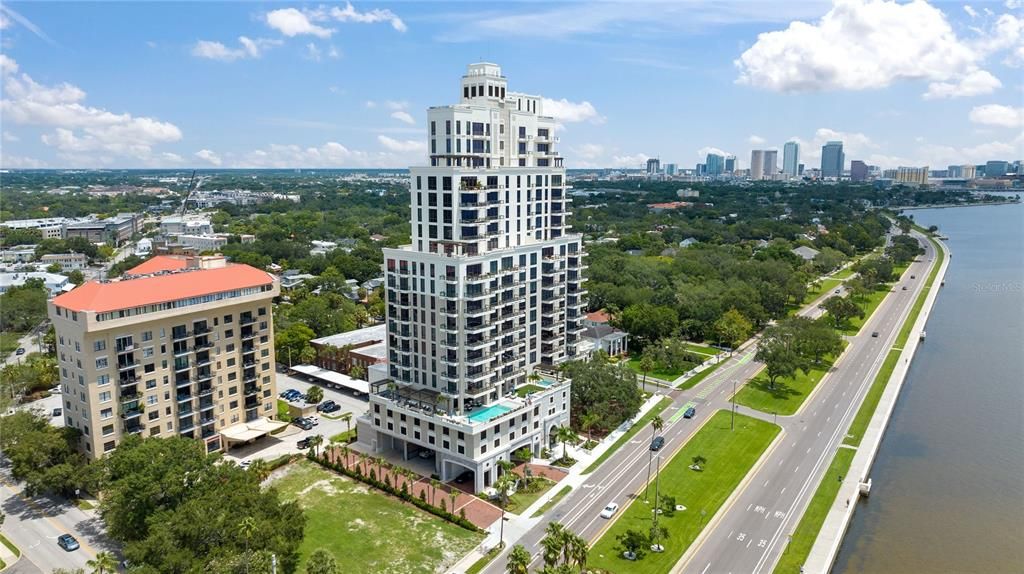 Под контрактом: $3,269,000 (3 спален, 4 ванн, 3058 Квадратных фут)