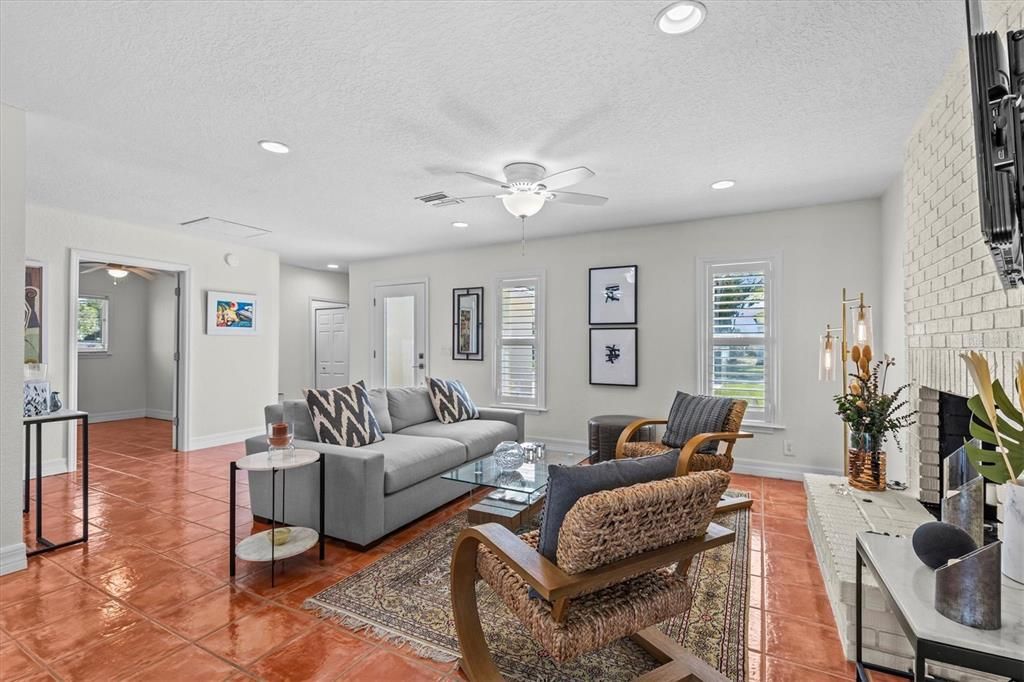 En Venta: $499,900 (3 camas, 2 baños, 1561 Pies cuadrados)