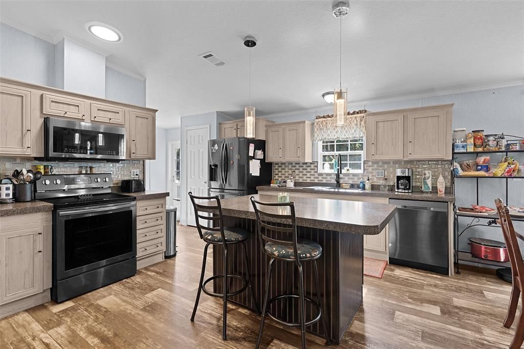 For Sale: $360,000 (3 beds, 2 baths, 1291 Square Feet)