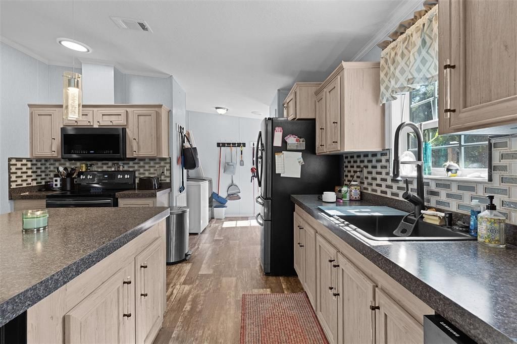 For Sale: $360,000 (3 beds, 2 baths, 1291 Square Feet)