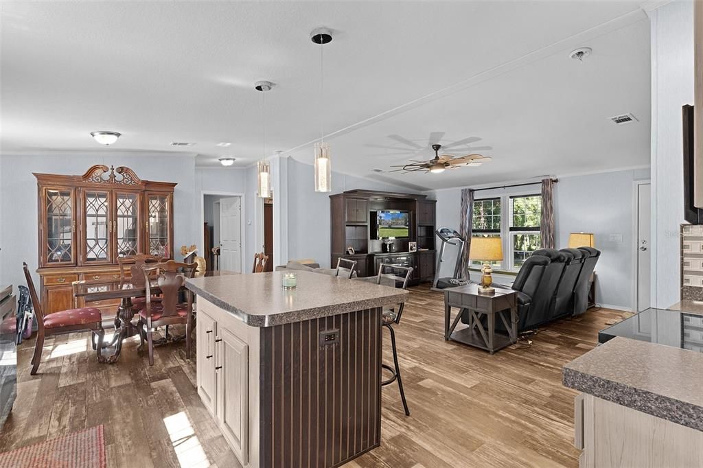 For Sale: $360,000 (3 beds, 2 baths, 1291 Square Feet)