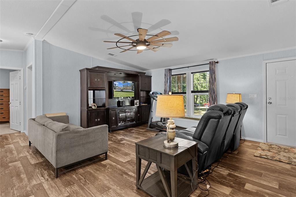 For Sale: $360,000 (3 beds, 2 baths, 1291 Square Feet)