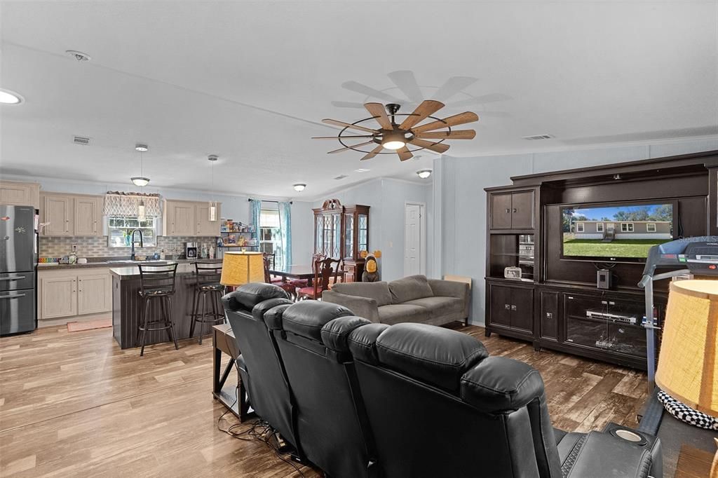 For Sale: $360,000 (3 beds, 2 baths, 1291 Square Feet)