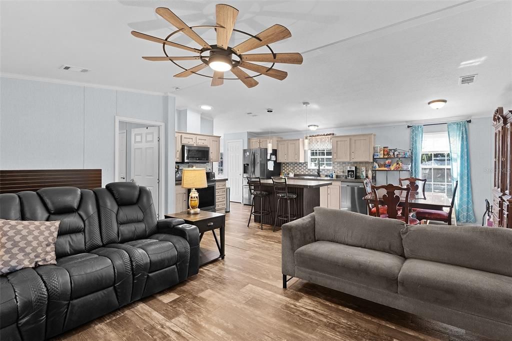 For Sale: $360,000 (3 beds, 2 baths, 1291 Square Feet)