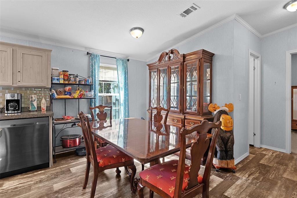 For Sale: $360,000 (3 beds, 2 baths, 1291 Square Feet)