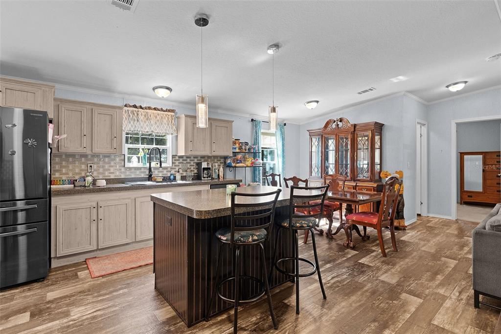 For Sale: $360,000 (3 beds, 2 baths, 1291 Square Feet)